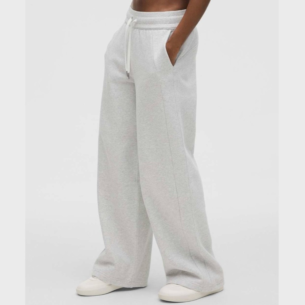 Lululemon Size M Scuba Mia-Rise Wide-Leg
Pant *Regular Heathered Light Gray
